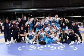 Slovenska odbojkarska reprezentanca proslavlja zmago na olimpijskih igrah.