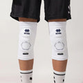 Errea Tokio Evolution kolenske ščitnike, zasnovane za zaščito in svobodo gibanja pri športnih aktivnostih.