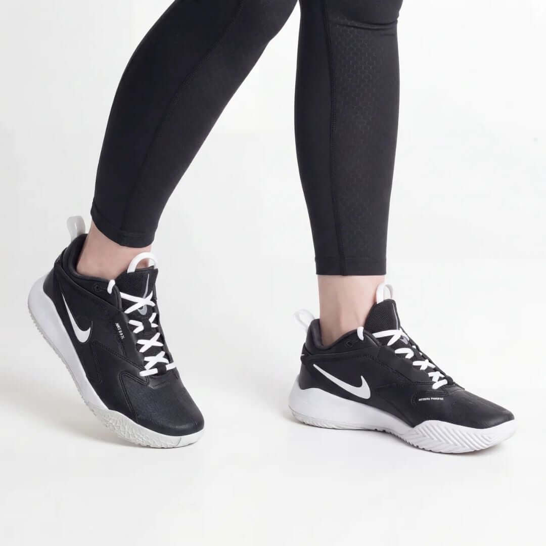 Nike Air Zoom Hyperace 3 odbojkarski copat, odličen za zanesljiv oprijem in stabilnost med igro.