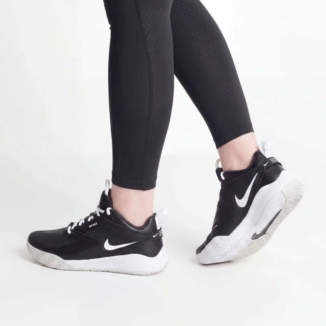 Nike Air Zoom Hyperace 3 odbojkarski copat v črni barvi, zasnovan za udobje in stabilnost med igro.
