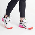 Nike React Hyperset copati v belem in roza, idealni za odbojko z odlično stabilnostjo in udobjem.