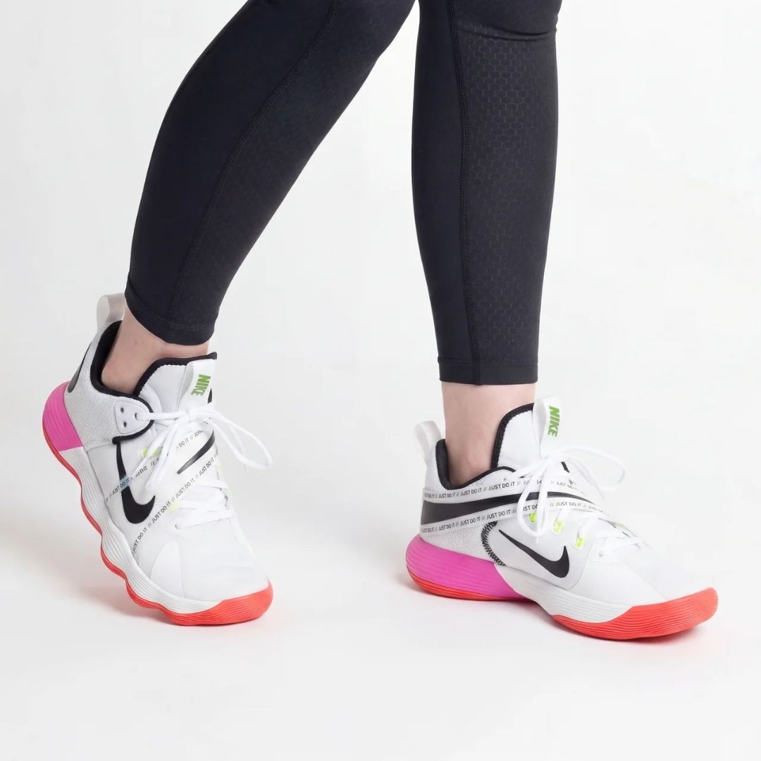 Nike React Hyperset copati v belem in roza, idealni za odbojko z odlično stabilnostjo in udobjem.