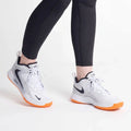 Nike Zoom Hyperset 2 SE odbojkarski copat v beli barvi z oranžnim podplatom.