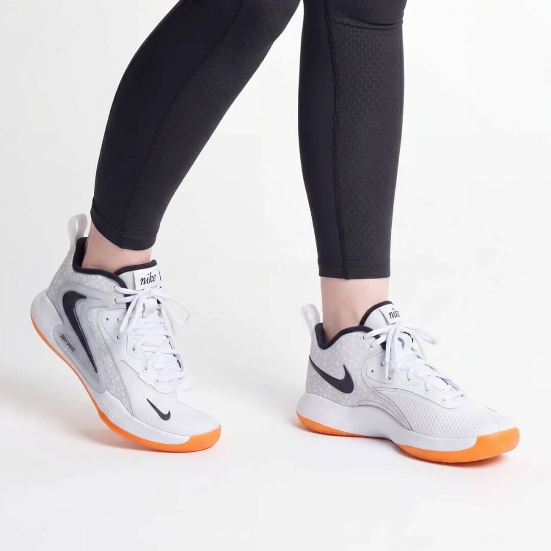 Nike Zoom Hyperset 2 SE odbojkarski copat v beli barvi z oranžnim podplatom.