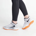 Nike Zoom Hyperset 2 SE odbojkarski copat v beli in sivi barvi z oranžnim podplatom.