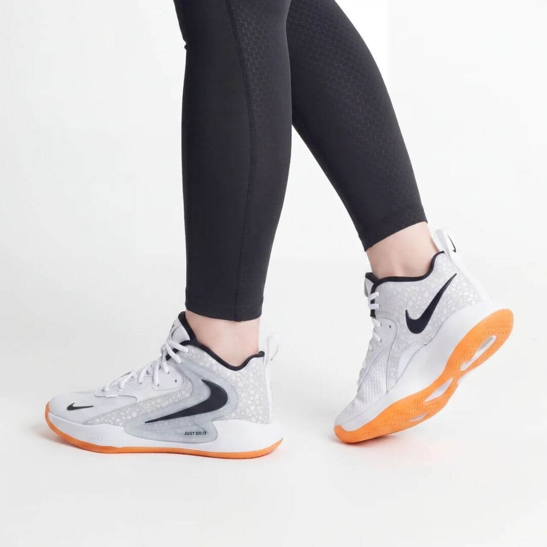 Nike Zoom Hyperset 2 SE odbojkarski copat v beli in sivi barvi z oranžnim podplatom.