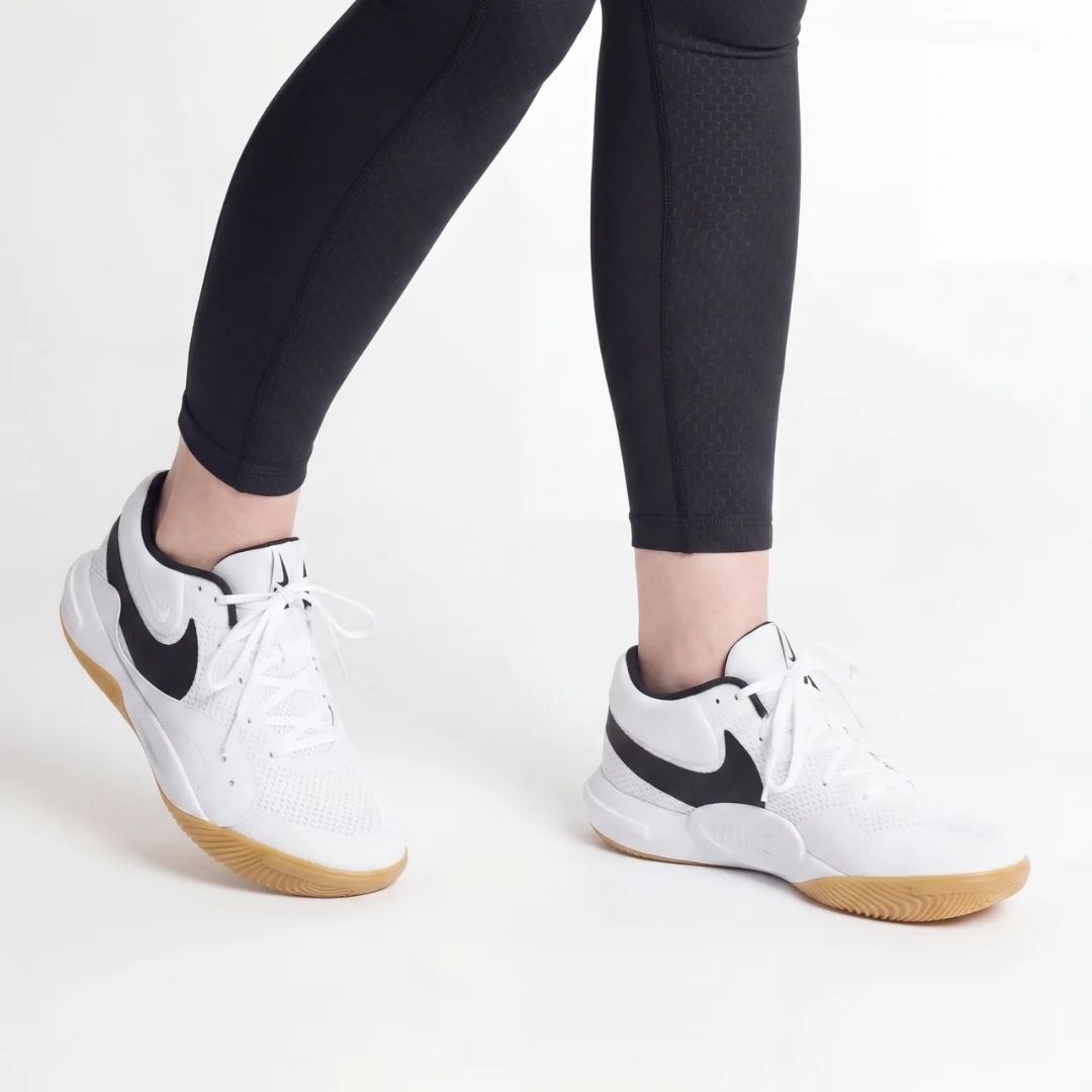Nike Hyperquick bele, odbojkarski copati za hitrost in udobje, zasnovani za intenzivne treninge.
