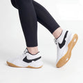 Nike Hyperquick bele na nogah, zasnovani za hitrost in podporo pri odbojki.