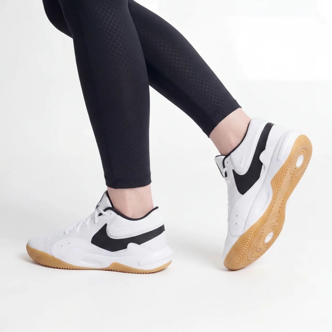 Nike Hyperquick bele na nogah, zasnovani za hitrost in podporo pri odbojki.