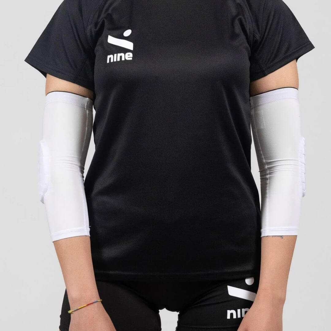 Ninesquared ščitniki za komolce na oblačilu med sportno aktivnostjo, zasnovani za zaščito komolcev.