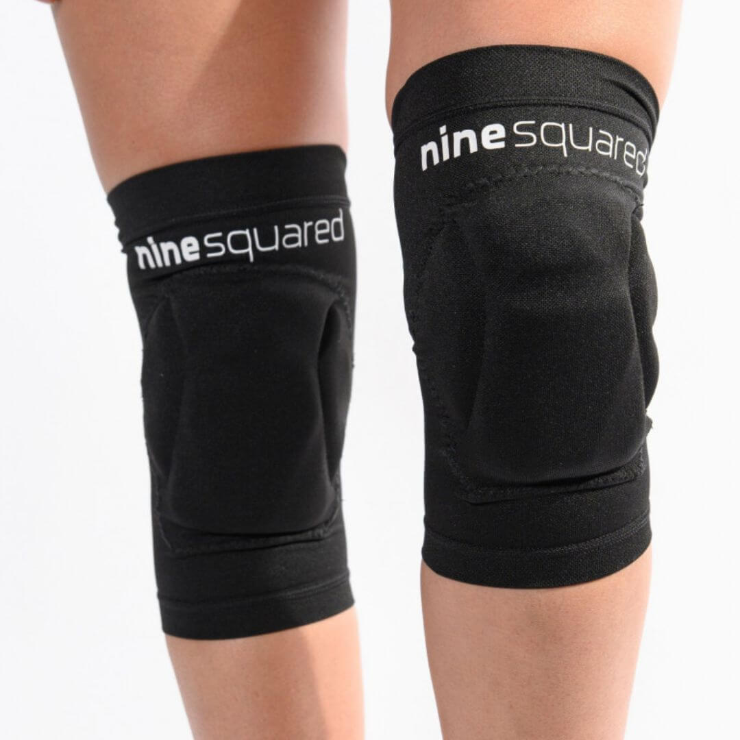 Ninesquared Next Generation Short odbojkarski ščitniki za kolena na športni osebi