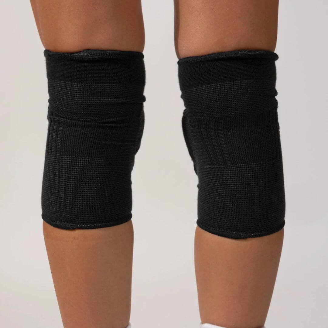 Ninesquared Sleek ščitniki za kolena v črni barvi za zaščito med športnimi aktivnostmi.