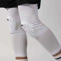 Ninesquared Blaze dolgi odbojkarski ščitniki za kolena z kompresijskim prileganjem v beli barvi.