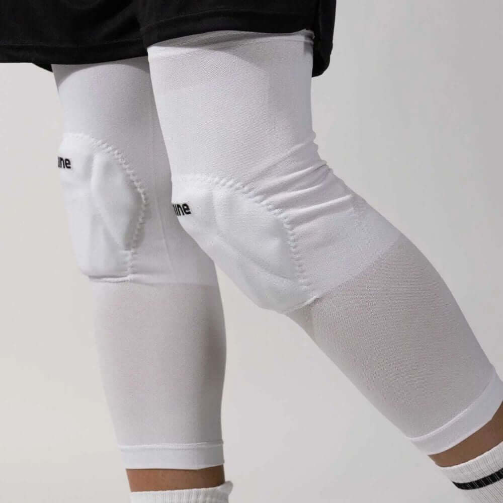 Ninesquared Blaze dolgi odbojkarski ščitniki za kolena z kompresijskim prileganjem v beli barvi.