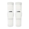Ninesquared Blaze dolgi odbojkarski ščitniki za kolena s kompresijskim prileganjem v beli barvi.