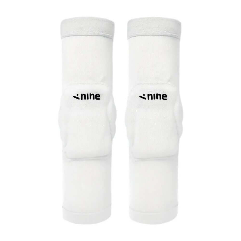 Ninesquared Blaze dolgi odbojkarski ščitniki za kolena s kompresijskim prileganjem v beli barvi.