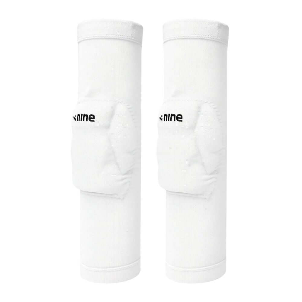 Ninesquared Blaze kolenski ščitniki z kompresijskim prileganjem, bele barve, zasnovani za zaščito in udobje v odbojki.